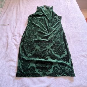 Emerald green dress, velvet. Perfect for a Christmas party or cocktail event.